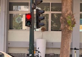 Μια κόκκινη καρδιά αντικατέστησε τον «Σταμάτη» σε κεντρικό φανάρι της Αλεξανδρούπολης (video)