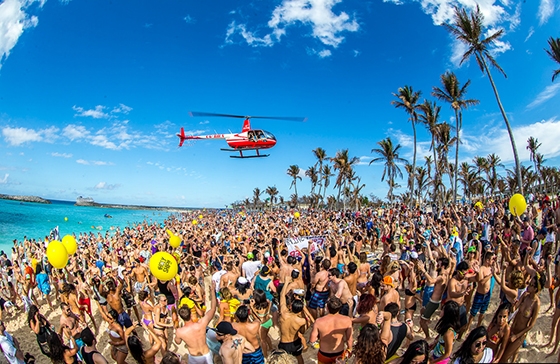 Aπαγορεύεται η τοποθέτηση ηχητικών συστημάτων στις παραλίες, παρά μόνο με χαμηλή ένταση