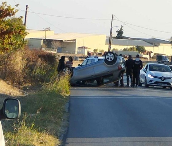 Ευτυχώς η οδηγός κατάφερε να απεγκλωβιστεί χωρίς σοβαρό τραυματισμό.