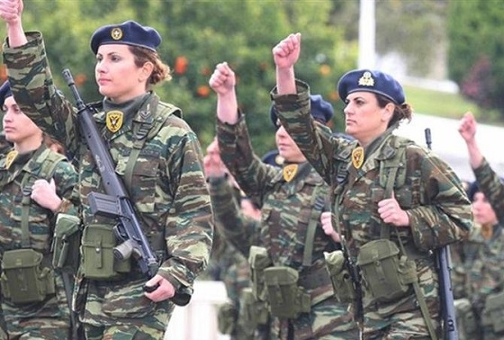 Άνοιξε ο δρόμος για να υπηρετούν και γυναίκες στην Εθνοφυλακή.
