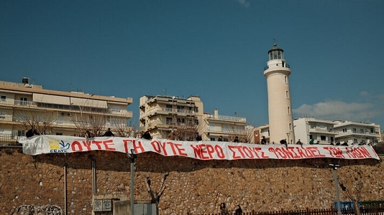 Πανό μπροστά στον Φάρο Αλεξανδρούπολης ανήρτησαν συγκεντρωμένοι μετά από αντιιμπεριαλιστική πορεία.