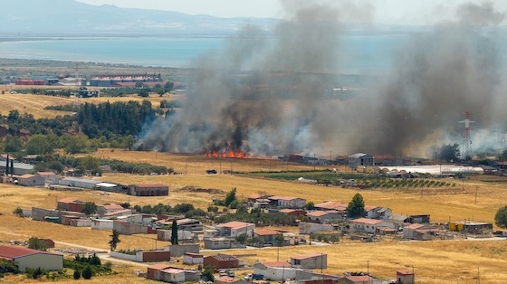 Πυρκαγιά στην ανατολική Αλεξανδρούπολη, με κίνδυνο για κατοικίες.