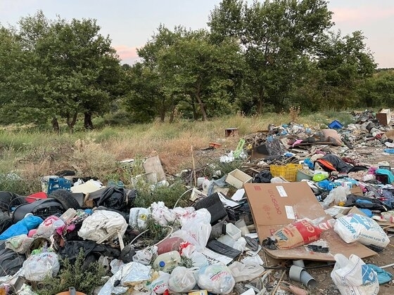 Το πέταγμα ογκωδών αντικειμένων και μπάζων είναι μεγάλο πρόβλημα στην Αλεξανδρούπολη.