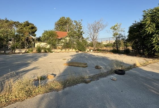 Ο Δήμος Αλεξανδρούπολης θέλει να παρέμβει και να μετατρέψει το οικόπεδο σε χώρο άθλησης.