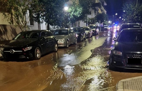 Στις 3 το βράδυ διαπιστώθηκε η διαρροή και από το πρωί άρχισε η αποκατάσταση της βλάβης. Στις 3 το βράδυ διαπιστώθηκε η διαρροή και από το πρωί άρχισε η αποκατάσταση της βλάβης.