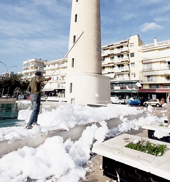 Συνεργεία έσπευσαν άμεσα για να καθαρίσουν το σιντριβάνι της Αλεξανδρούπολης από τους αφρούς.