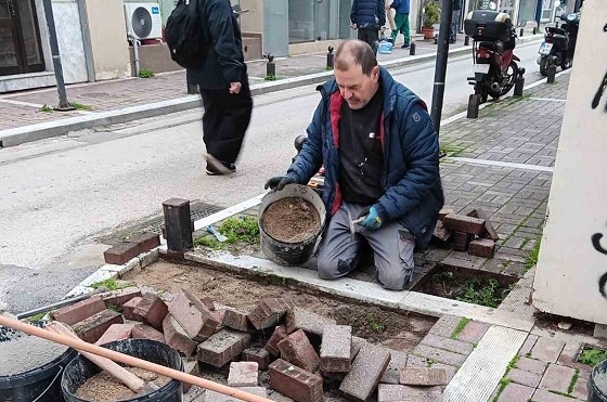 Το προσωπικό της Τεχνικής Υπηρεσίας προσπαθεί, αλλά οι ζημιές στα πεζοδρόμια της Αλεξανδρούπολης είναι πολλές.