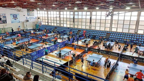 Δεκάδες αγόρια και κορίτσια στο πρωτάθλημα πινγκ-πονγκ στην Αλεξανδρούπολη.