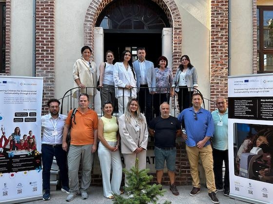  Το EcosySTEM φιλοδοξεί να καλλιεργήσει και να ευαισθητοποιήσει τη νέα γενιά σε θέματα που αφορούν τη βιωσιμότητα και την προστασία του περιβάλλοντος.