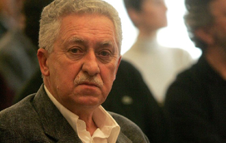 Ενώ βρισκόταν στο αεροδρόμιο, ξαφνικά ένιωσε αδιαθεσία και λιποθύμισε.