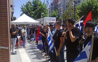 Κατά την διάρκεια της πορείας μοιράστηκαν φυλλάδια και εφημερίδες της Χρυσής Αυγής.