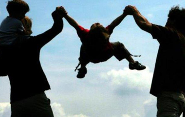 Κατά μια εβδομάδα παρέτεινε ο ΟΓΑ την καταβολή του οικογενειακού επιδόματος.