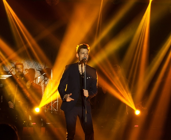 Στιγμιότυπο από την εμφάνιση του Κ. Αργυρού στη Νεράιδα.