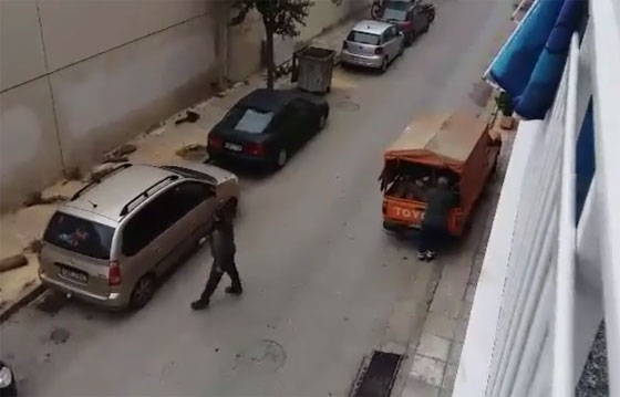 Υπάλληλοι της ΔΕΗ κόβουν δέντρα από το δρόμο και τα μαζεύουν