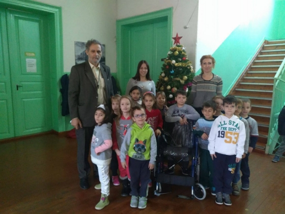 Μαθητές, γονείς και εκπαιδευτικοί του 1ου Δημοτικού Σχολείου Διδυμοτείχου προσέφεραν την αγάπη τους κάνοντας δώρο ένα ένα καινούριο αναπηρικό αμαξίδιο