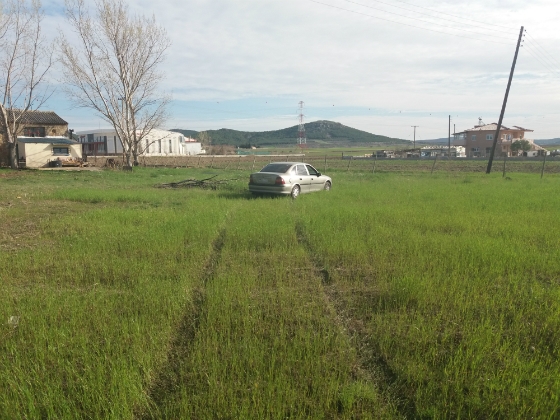 Στη φωτογραφία βλέπουμε το ΙΧ αυτοκίνητο έπειτα την καταδίωξη, σταματημένο σε χωράφι στο Αρίστηνο Αλεξανδρούπολης