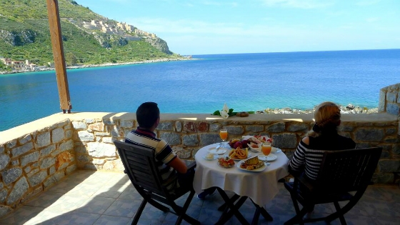 ΕΚΠΟΙΖΩ: Τα δικαιώματα των καταναλωτών στα θερινά καταλύματα