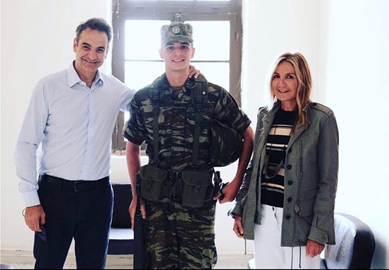 Παλαιότερη φωτογραφία κατά την επίσκεψη του Πρωθυπουργού με τη σύζυγό του στη μονάδα του στρατιώτη
