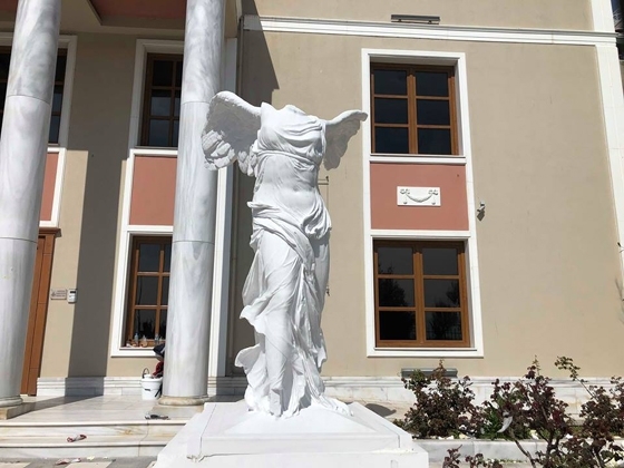 Πρόκειται για ακριβές αντίγραφο του πρωτότυπου αγάλματος που φιλοξενείται στο Μουσείο του Λούβρου, ύψους 2,44 μ.και με βάρος περίπου 6,5 τόνους.