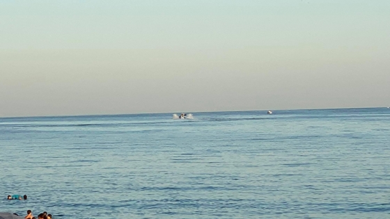 Φωτογραφία ντοκουμέντο από την στιγμή που φτάνει στη θαλάσσια περιοχή το λιμενικό .