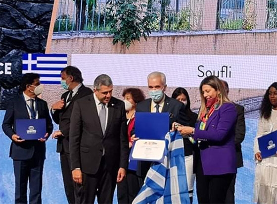 O Δήμαρχος Σουφλίου κατά την απονομή του βραβείου