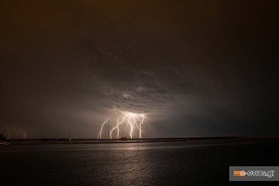 Έκτακτο δελτίο επιδείνωσης του καιρού: Βροχές & καταιγίδες και στον Έβρο