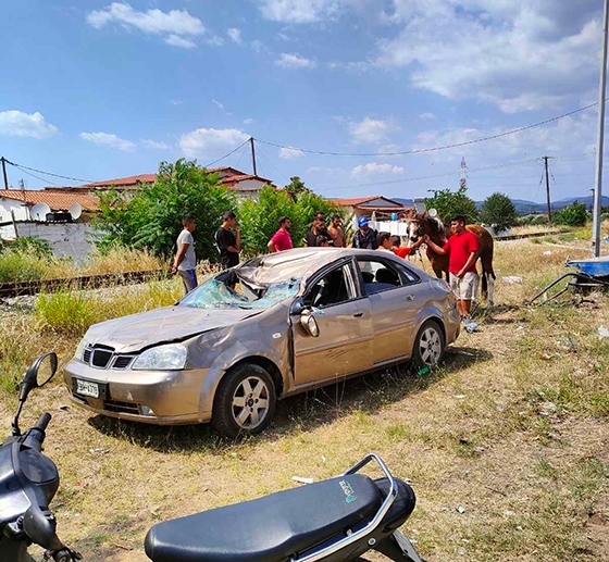 Το όχημα καταστράφηκε ολοσχερώς ένω το άτυχο άλογο τραυματίστηκε σοβαρά