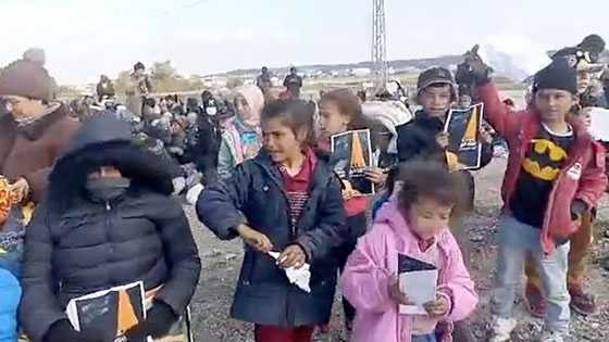 Διακρίνονται οι αφίσες και τα λευκά μαντήλια στα χέρια των παιδιών