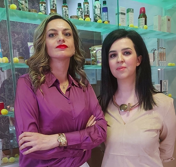 Η επιστημονική συνεργάτιδα της FBM Anagenessis, κ. Δανάη Μπουκουβάλα (αριστερά) με την Μαρίνα Γιαννούδη (δεξιά)