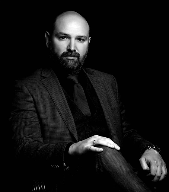 Ο Πάρης Παπαδάκης είναι απόφοιτος της Νομικής Σχολής του ΔΠΘ στην Κομοτηνή