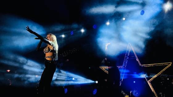 Η Josephine on stage στην εκδήλωση της φωταγώγησης του δέντρου 