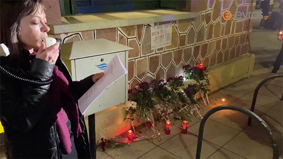 Στιγμιότυπο από τη συγκέντρωση μπροστά στο σταθμό του ΟΣΕ