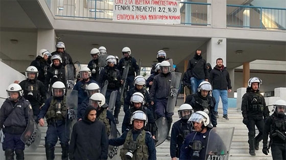 ΜΑΤ εισέβαλαν στην Νομική του ΔΠΘ - Επεισόδια & συλλήψεις (video)