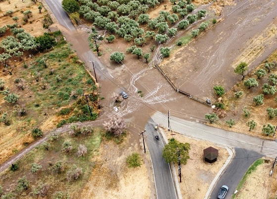 Ροή ρέματος στη Μεσημβρία, πάνω στην οποία φτιάχτηκε δρόμος.