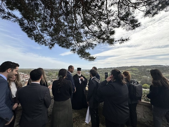 Οι σπουδαστές της Διπλωματικής Ακαδημίας, στον λόφο του Κάστρου Διδυμοτείχου.