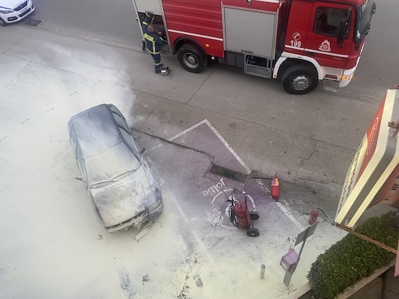 Πανικός νωρίς το πρωί στην Αλεξανδρούπολη: ΙΧ τυλίχθηκε στις φλόγες λίγα μέτρα από βενζινάδικο (video)