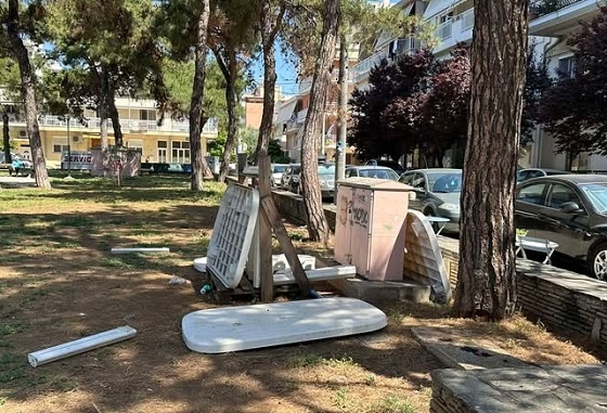 Σκουπίδια, καταστροφές και αντικοινωνικές συμπεριφορές, φανερώνουν το μεγάλο πρόβλημα στην Αλεξανδρούπολη.