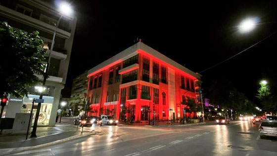 «Αιματοβαμμένο» το Δημαρχείο της Αλεξανδρούπολης (video)