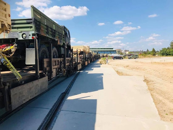 Στιγμιότυπο από την μεταφορά στρατιωτικών υλικών και οχημάτων