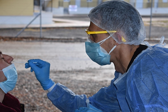 Αλεξανδρούπολη: Rapid tests διεξάγει το υγειονομικό προσωπικό του στρατού στους πολίτες