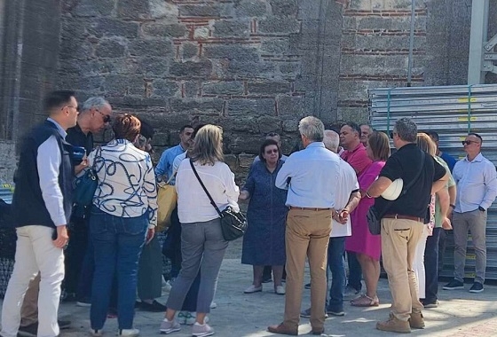 Η Υπουργός Πολιτισμού στο Διδυμότειχο, για το τέμενος Βαγιαζήτ. (φωτογραφία ertnews)