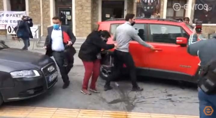 Η στιγμή που ο Υπουργός εισέρχεται μέσα στο αυτοκίνητο.