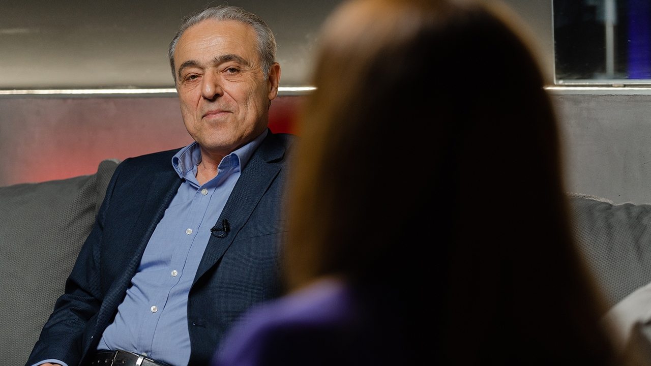 Αρχιτέκτονας Μηχανικός και σύμβουλος στρατηγικού σχεδιασμού για περιβάλλον ενέργεια-κλίμα, ο κ. Τσολακίδης είναι ο ιδρυτής των βιομηχανικών μονάδων ΘΡΑΚΩΝ ΑΕΒΕ και YTONG POROBETON ΑΕΒΕ