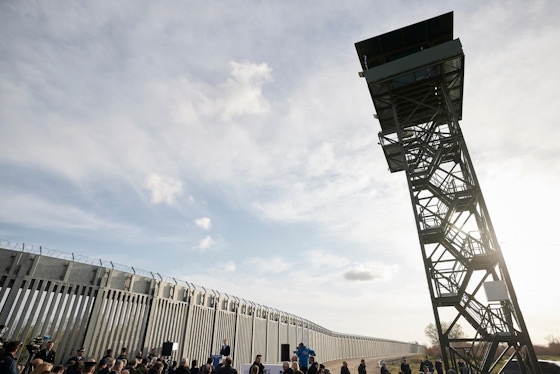 "Τα σύνορά με την Τουρκία έχουν κενά, πρέπει να προστατέψουμε την Ελλάδα από τις μαζικές εισροές μεταναστών" είπε ο Καρλ Νέχαμερ