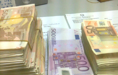 Ο ένας είχε μαζί του 45.750 ευρώ ενώ ο άλλος 14.000 ευρώ. 