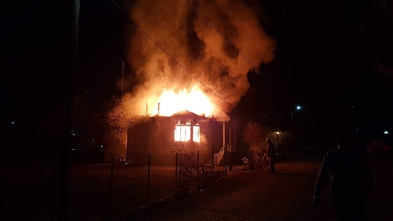 Φωτογραφία από την φλεγόμενη μονοκατοικία (Φανή Μπαχαρίδου)