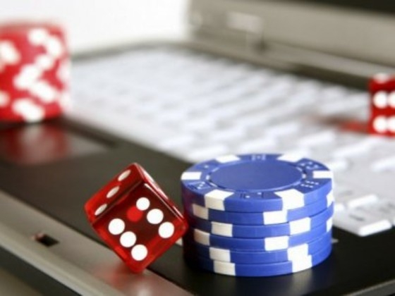 Αλεξανδρούπολη: Έφοδος της αστυνομίας σε επιχείρηση που λειτουργούσε κρυφά - Συνελήφθησαν να παίζουν τυχερά παιχνίδια 