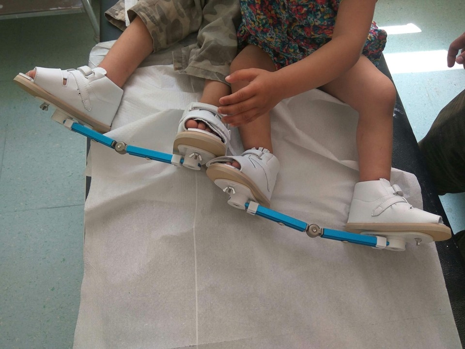 Τα παπουτσάκια ήρθαν από το εξωτερικό ειδικά για τα δύο παιδιά 