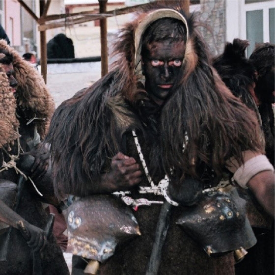 Στον Πέπλο είναι χαρακτηριστικό το έθιμο της Αρκούδας, το οποίο δεν το συναντούμε σε άλλα μέρη της Ελλάδας!