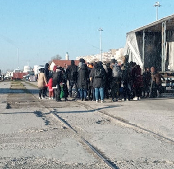 Απίστευτες καταστάσεις: Βάρκα με δεκάδες γυναικόπαιδα στο λιμάνι Αλεξανδρούπολης